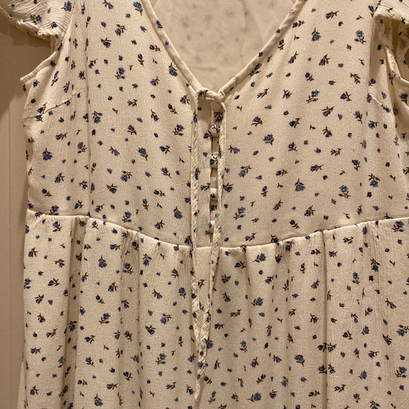 American Eagle V-Neck Flutter Sleeves Flowy Cream Color with Flowers Size M - Picture 7 of 9
